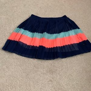 Elastic waistband. Very comfortable. Little short.